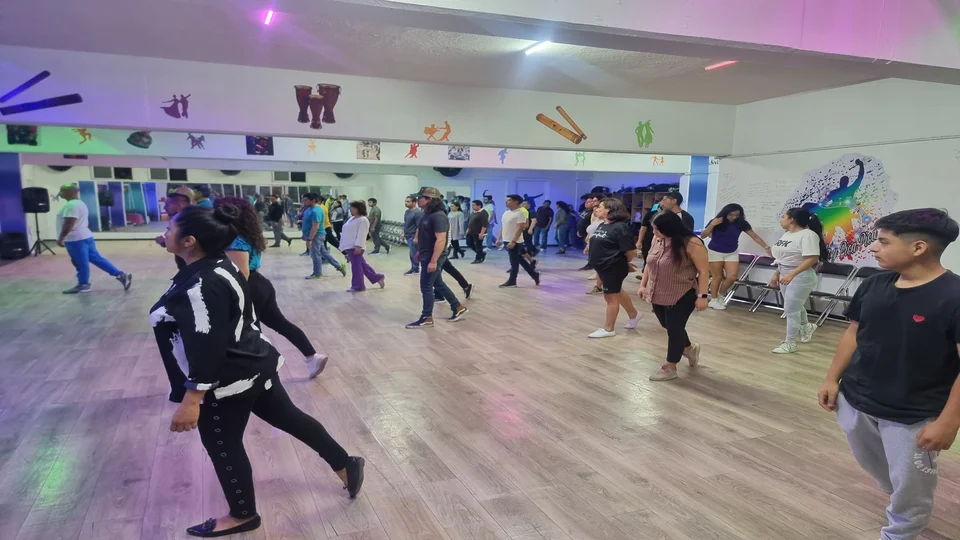 Clase grupal de salsa
