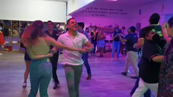 Pareja bailando salsa
